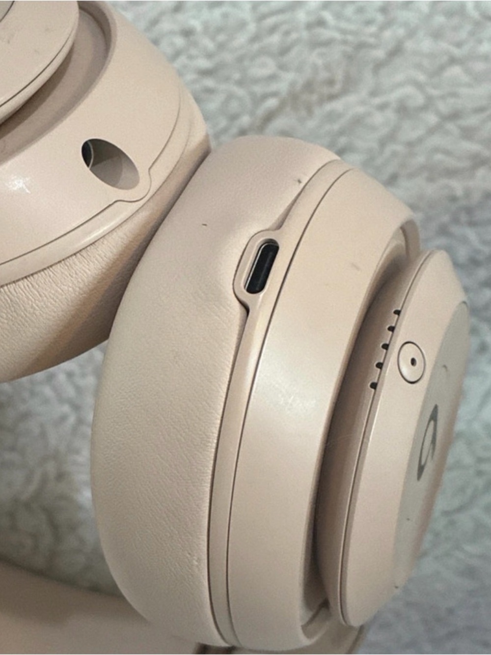 Beats Studio Pro x Kim Kardashian Bluetooth Noise Cancelling Headphones - - Picture 9 of 13